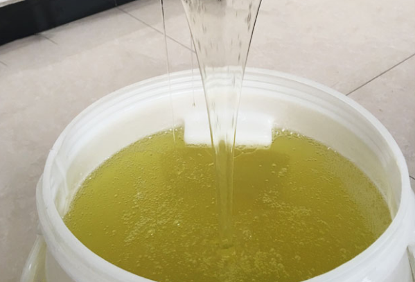 做洗潔精對水的要求很嚴格么?